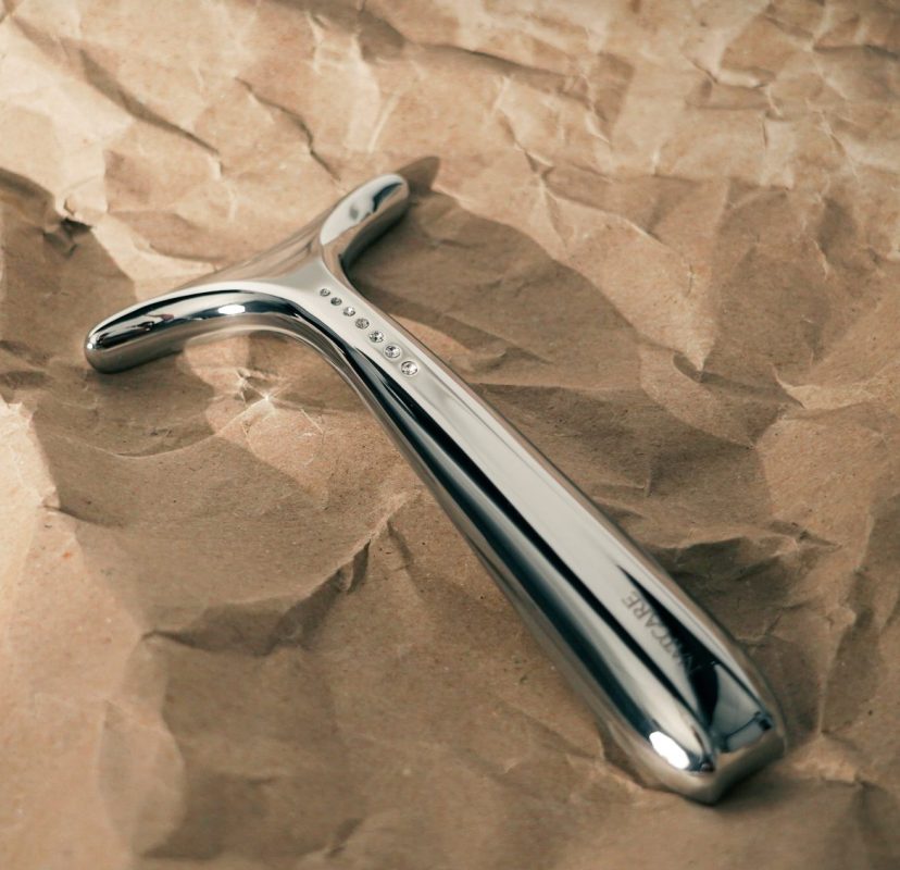 Mica neck and décolleté massager